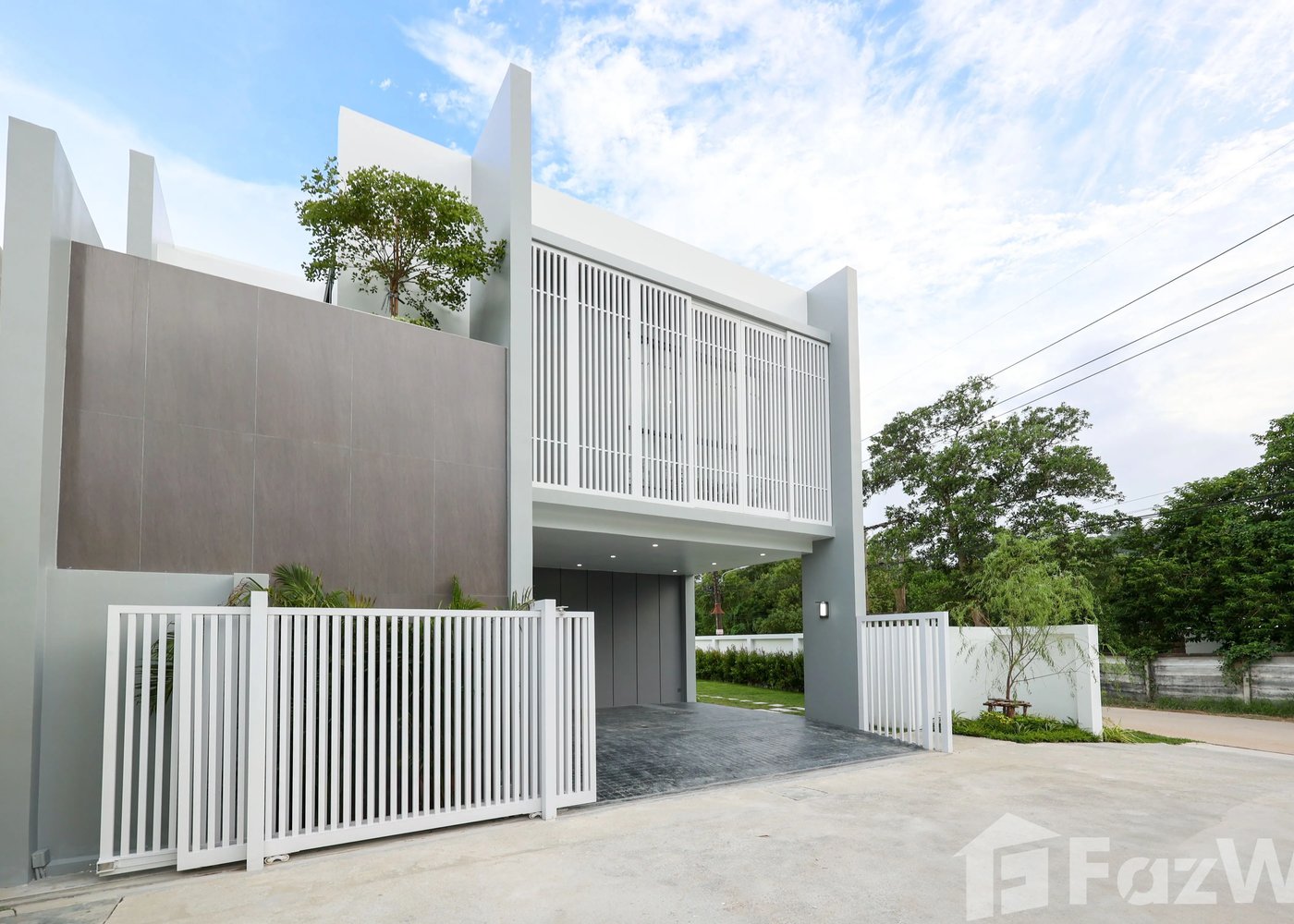 Larimar Villa — главный фасад и въездные ворота