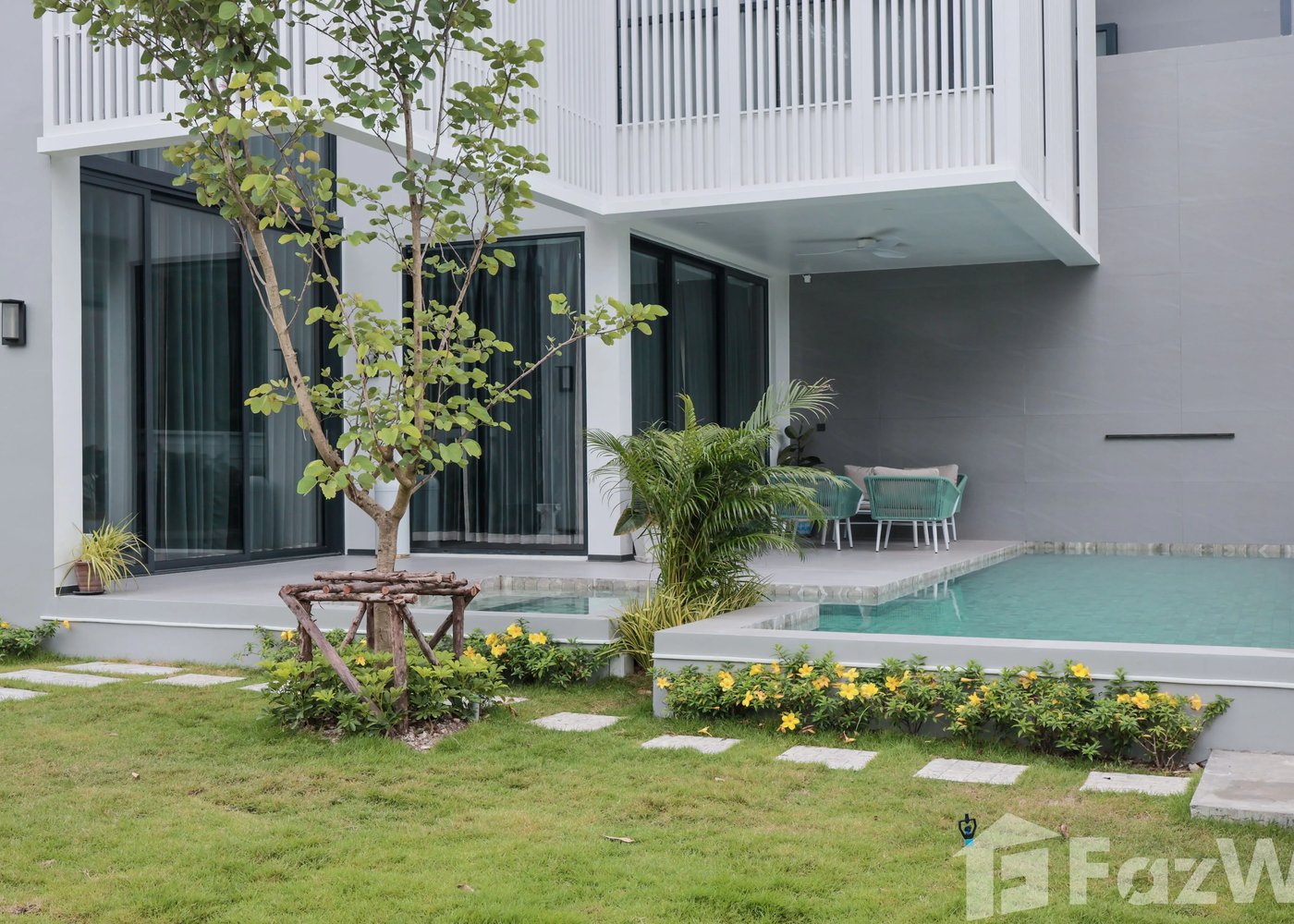 Larimar Villa — терраса у бассейна с водопадом