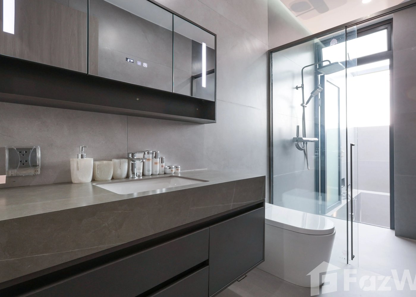 Larimar Villa — ванная комната с тропическим душем