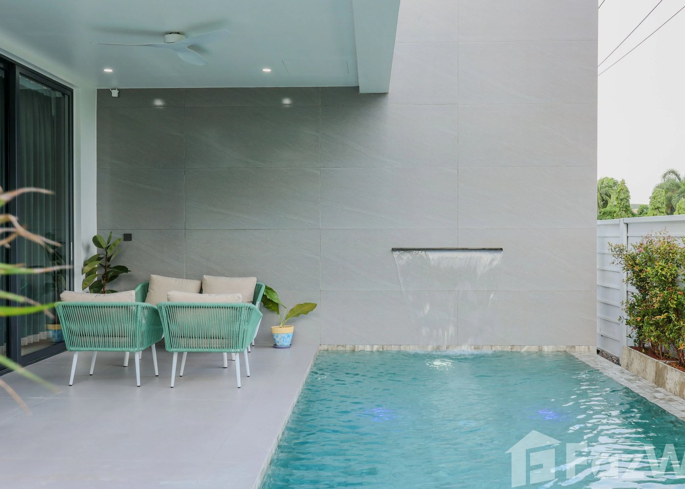 Larimar Villa — зона отдыха у бассейна